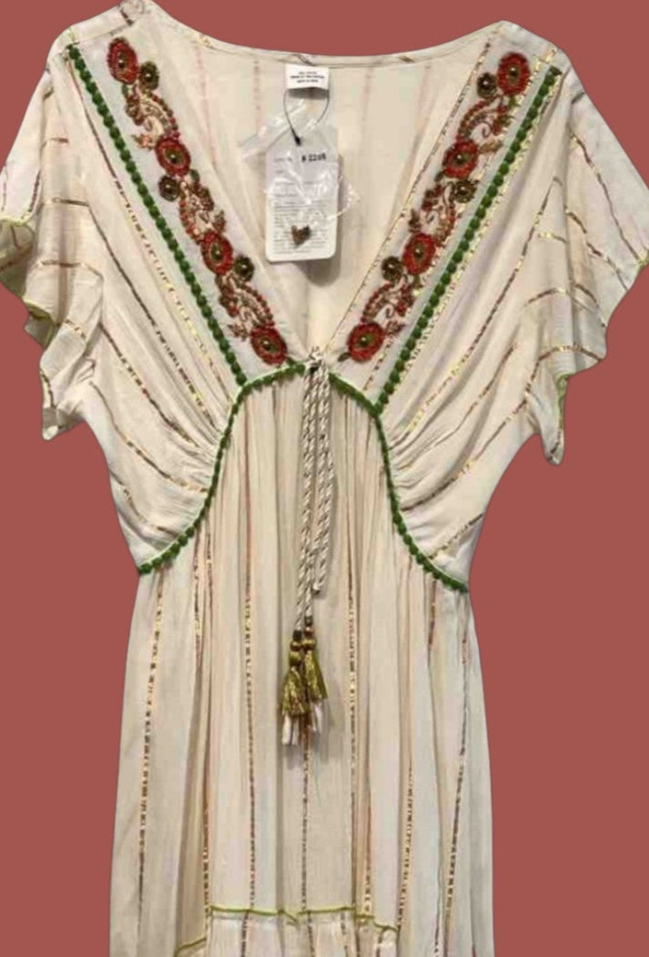 Vestido largo con bordado floral y detalles verdes