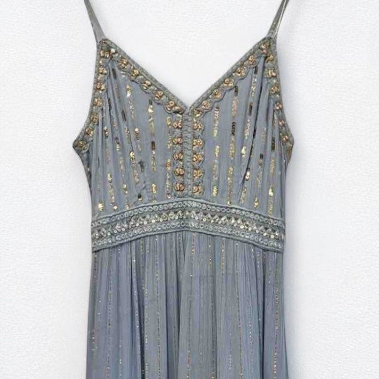 Vestido largo azul y verde con tirantes y bordado dorado