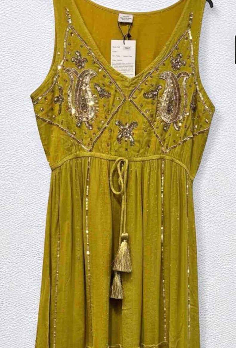 Vestido largo verde lima con bordado dorado