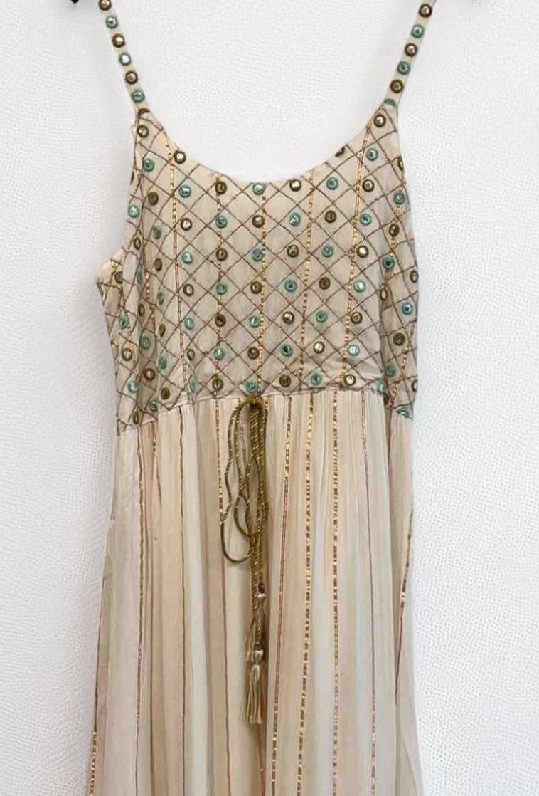 Vestido largo crema con pedrería turquesa y encaje