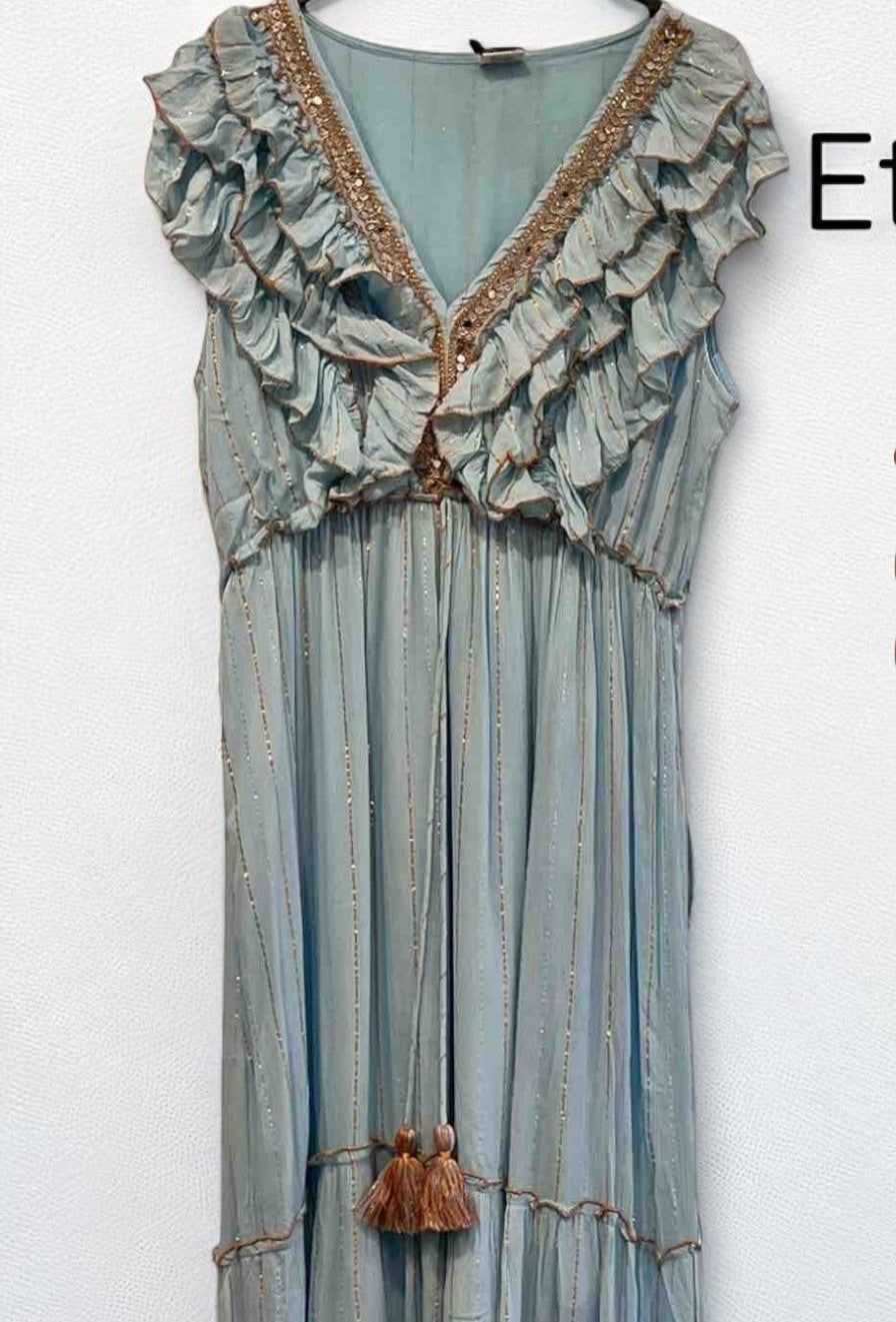 Vestido largo con volantes y bordado dorado – Azul Cielo
