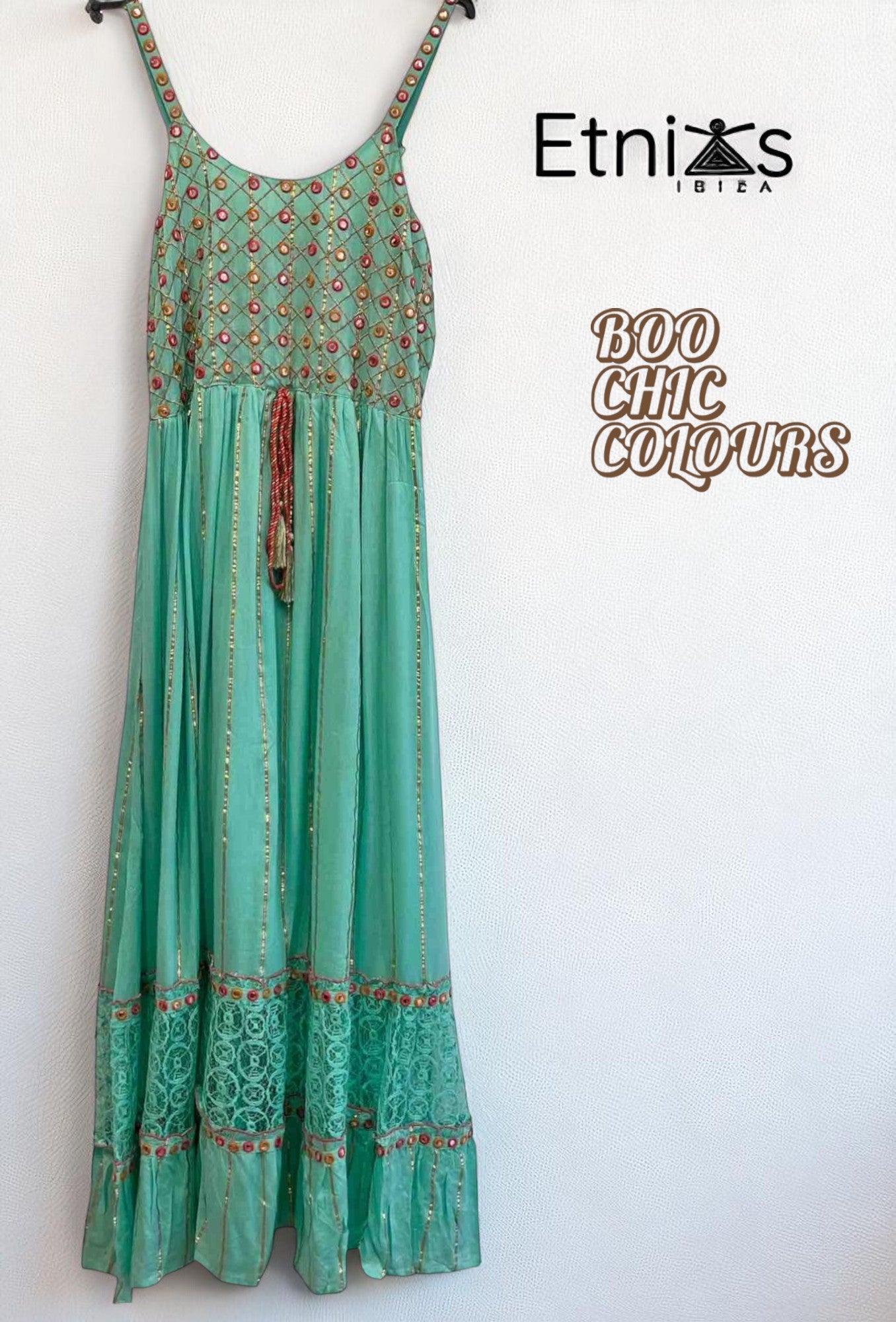 Vestido “Espejismo de Jade” con bordado espejo y encaje