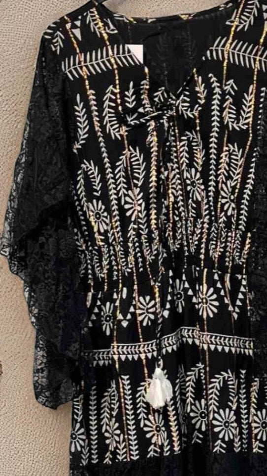 Vestido largo negro con bordado blanco y encaje