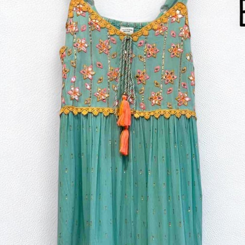 Vestido “Luz del Trópico” con bordado floral y encaje turquesa