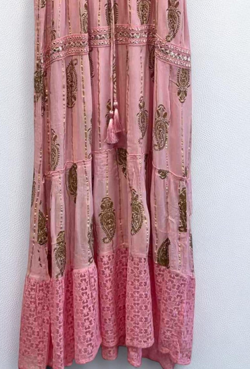 Vestido Largo Rosa Bohemio con Bordados Dorados