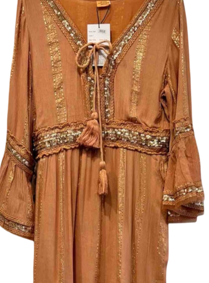 Vestido largo color tierra con detalles dorados