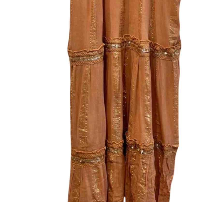 Vestido largo color tierra con detalles dorados