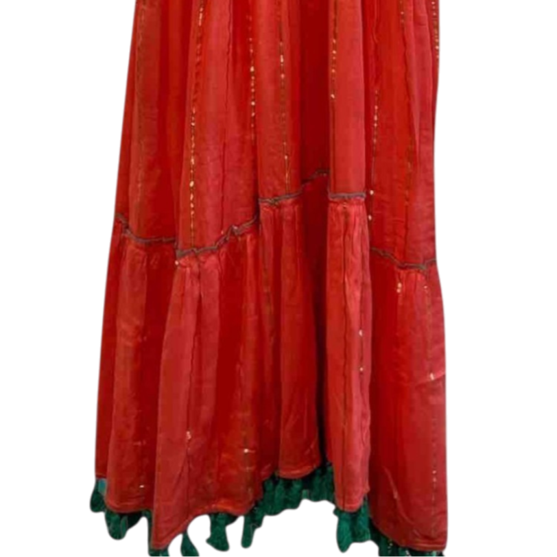Vestido largo rojo con bordados y detalles dorados