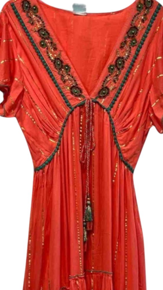 Vestido largo rojo con bordados y detalles dorados
