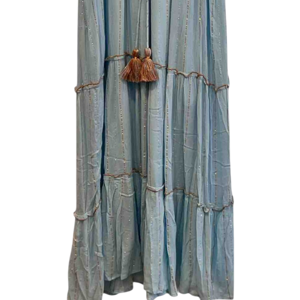 Vestido largo con volantes y bordado dorado – Azul Cielo