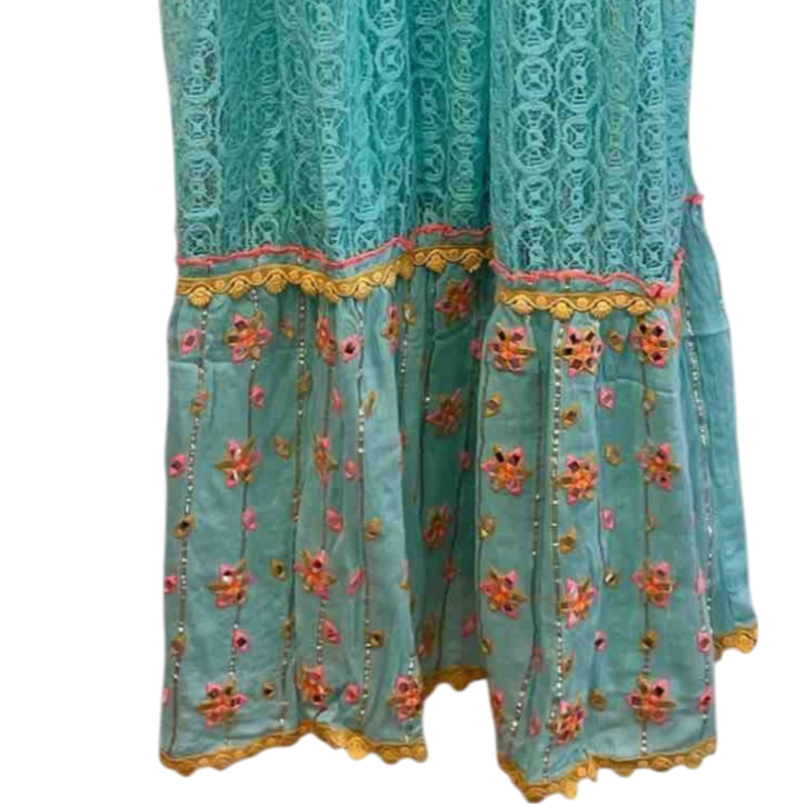 Vestido “Luz del Trópico” con bordado floral y encaje turquesa