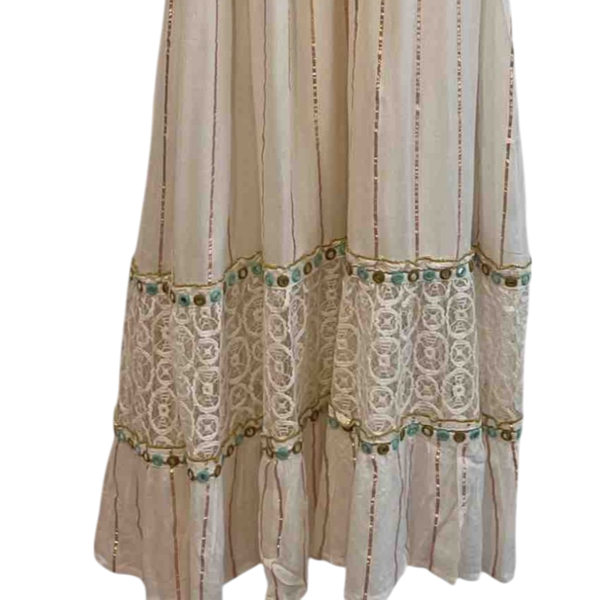 Vestido largo crema con pedrería turquesa y encaje
