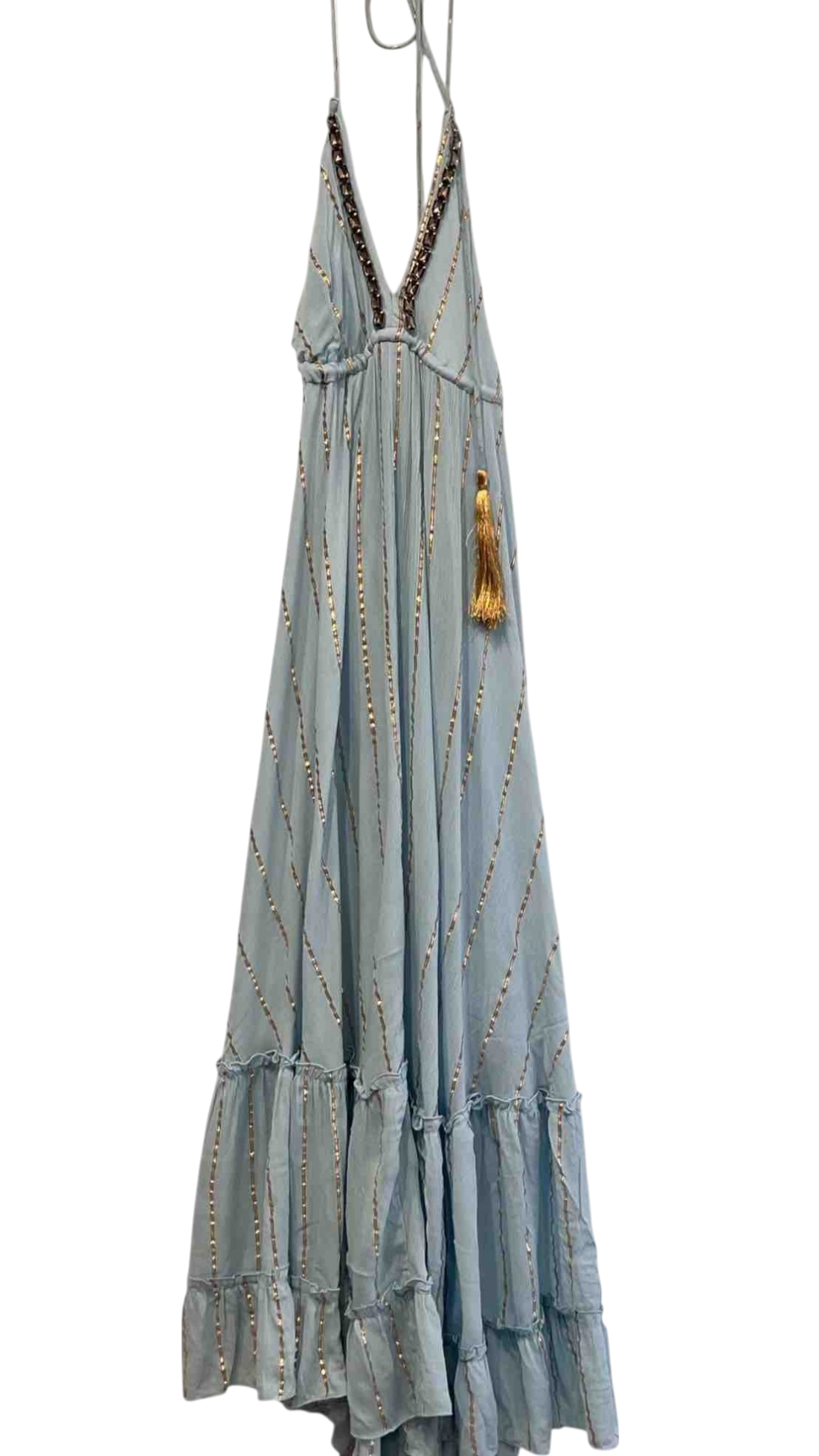 Vestido largo azul empolvado con escote halter y detalles dorados