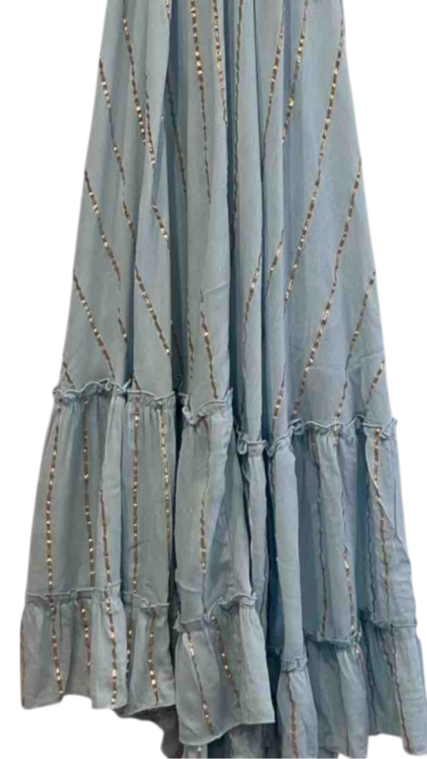 Vestido largo azul empolvado con escote halter y detalles dorados