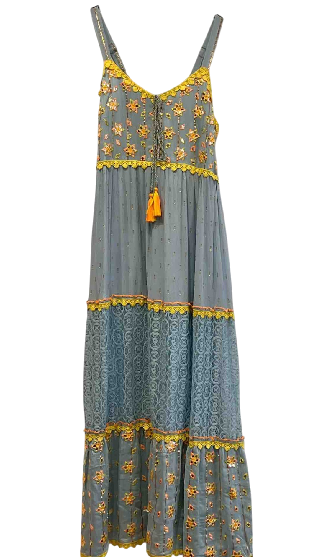 Vestido largo azul con flores bordadas y detalles en encaje