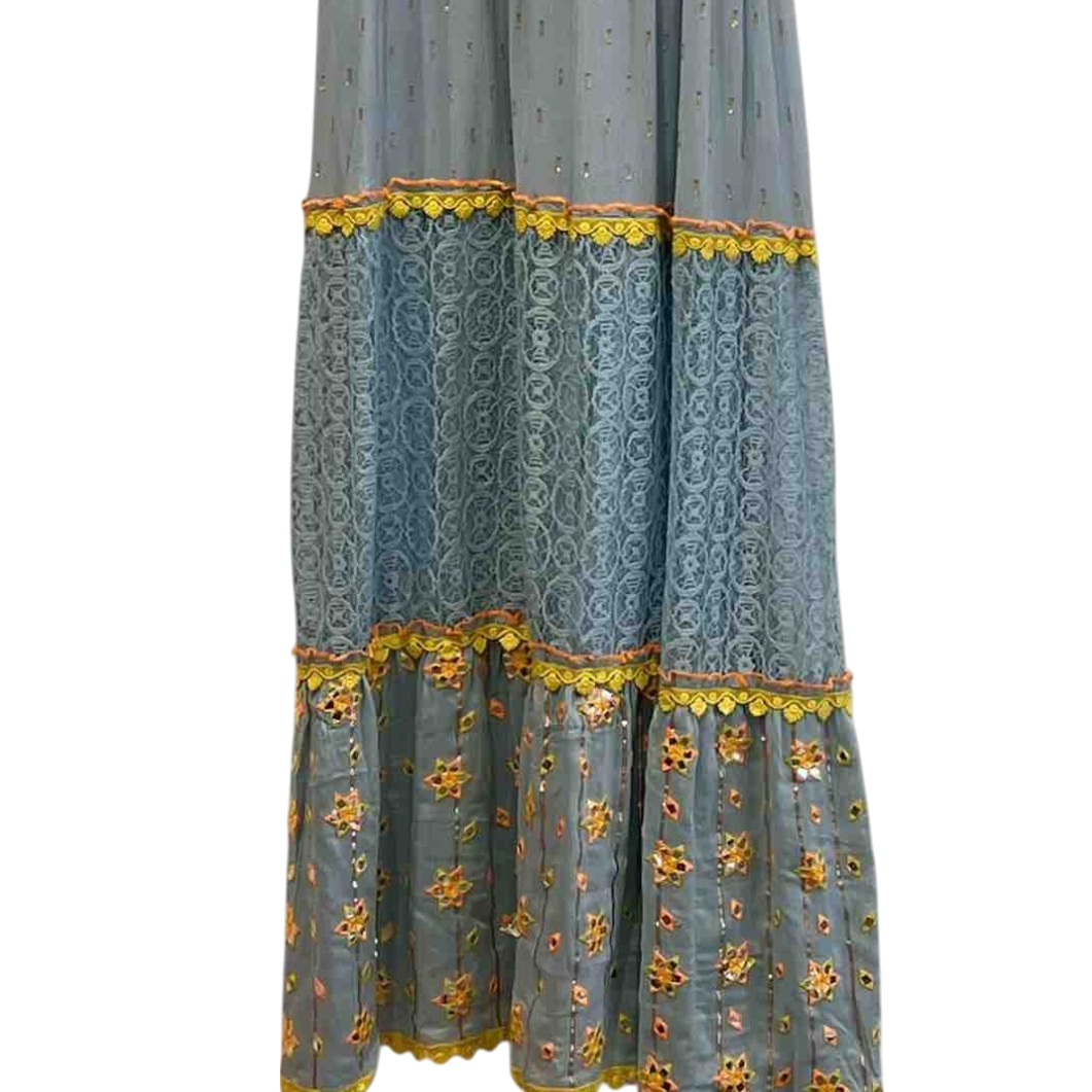 Vestido largo azul con flores bordadas y detalles en encaje