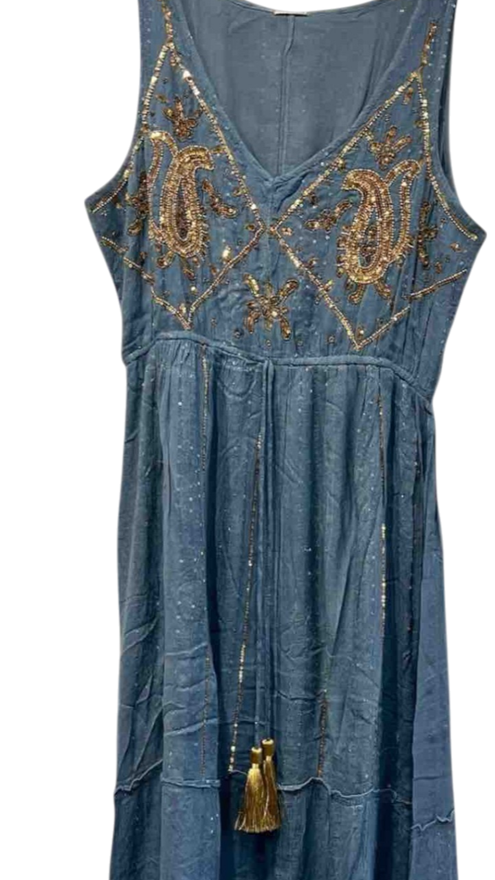 Vestido largo azul grisáceo con bordado dorado