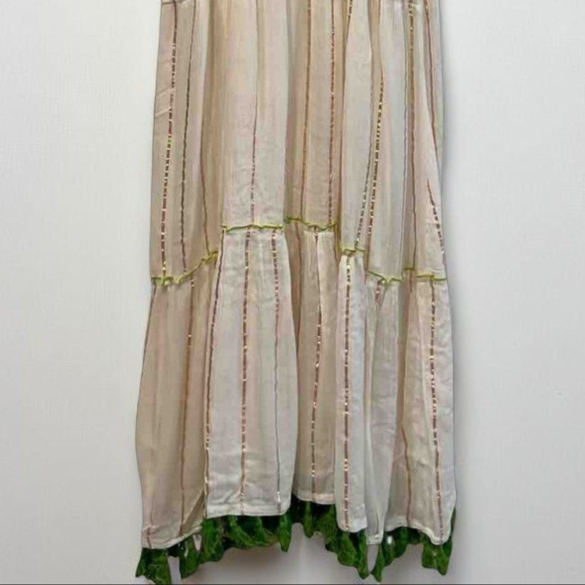 Vestido largo con bordado floral y detalles verdes