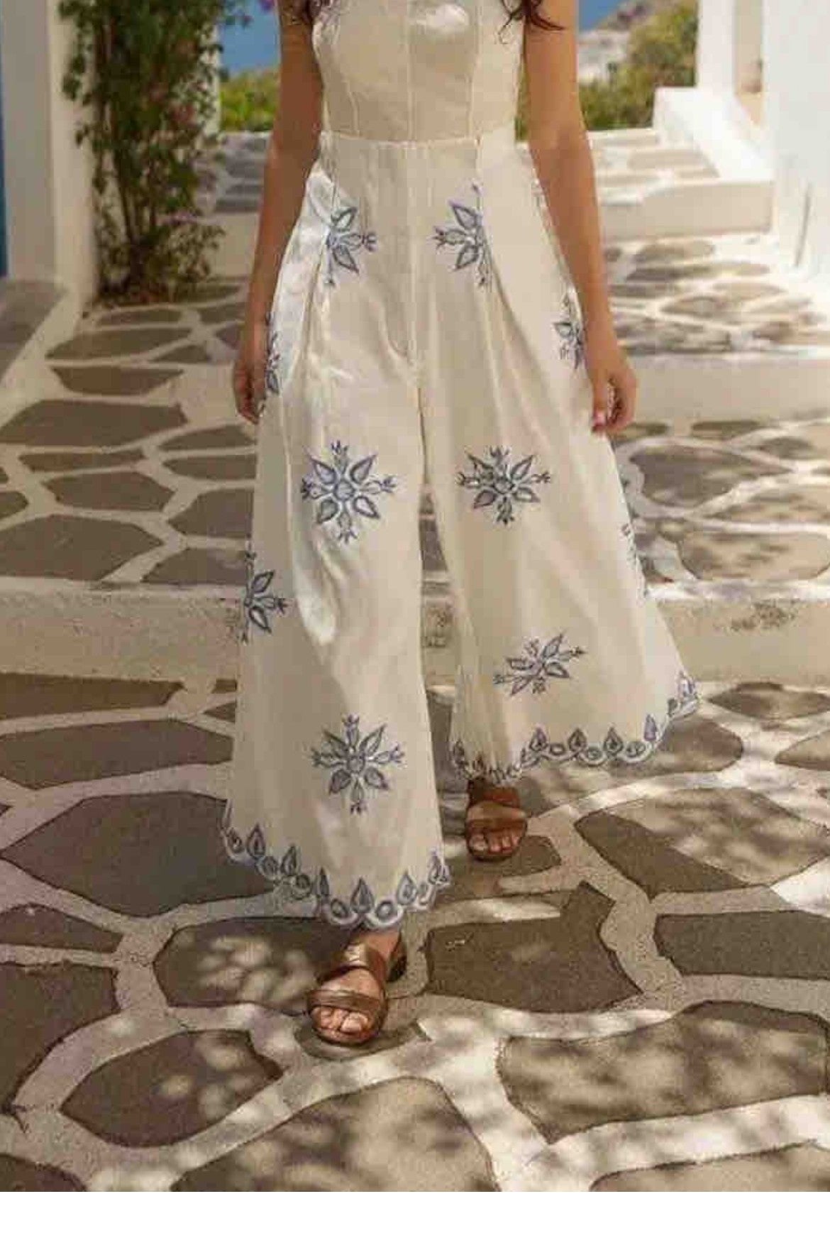 Pantalón bordado en algodón 100% con detalle floral azul