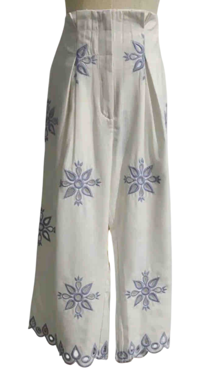 Pantalón bordado en algodón 100% con detalle floral azul