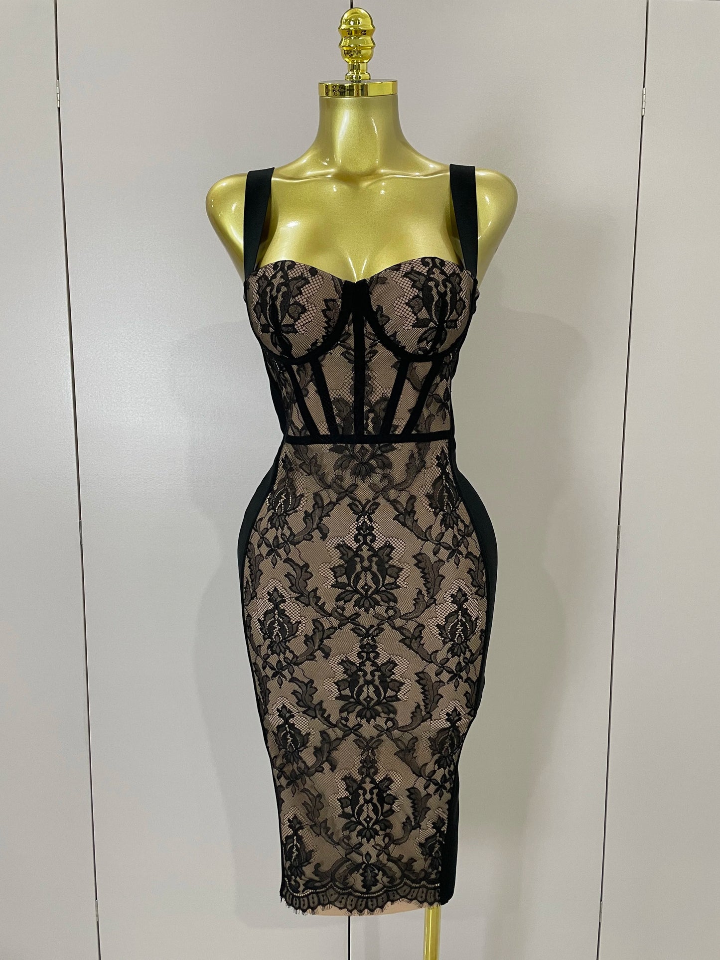 Vestido Midi de Encaje y Tirantes Anchos