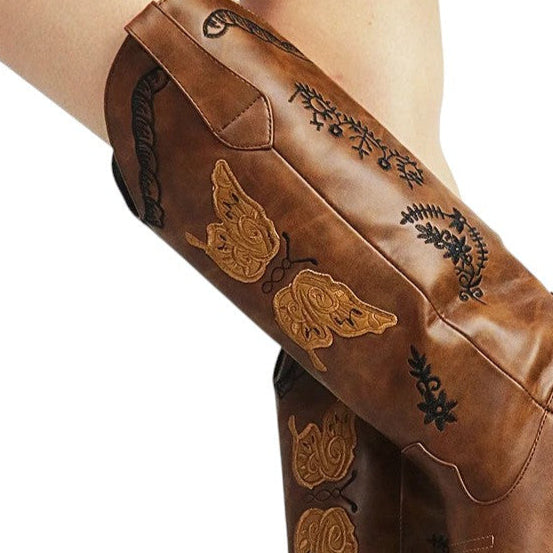 Botas Dulce Descarada – Mariposas Doradas sobre Rebeldía Marrón