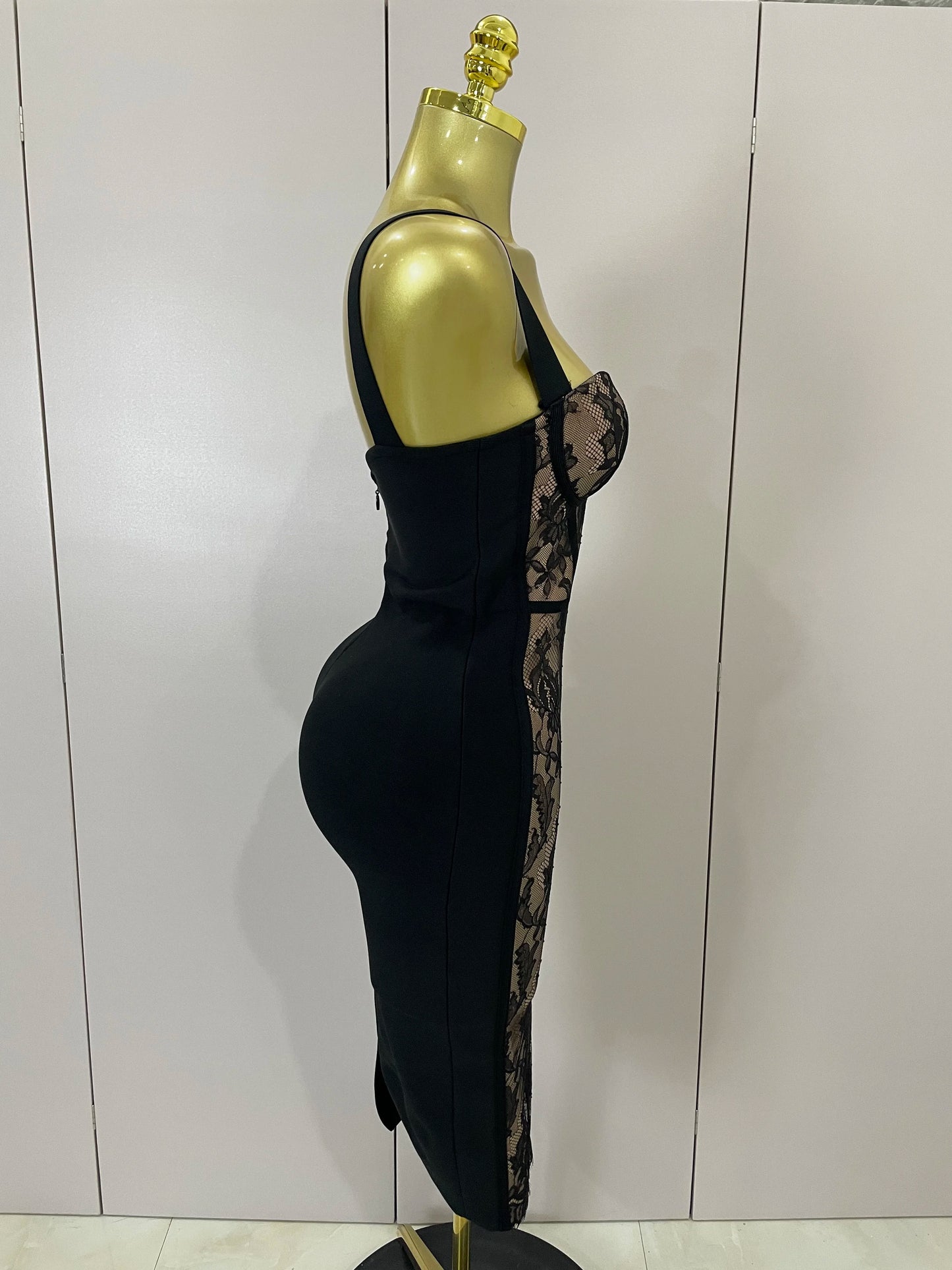 Vestido Midi de Encaje y Tirantes Anchos