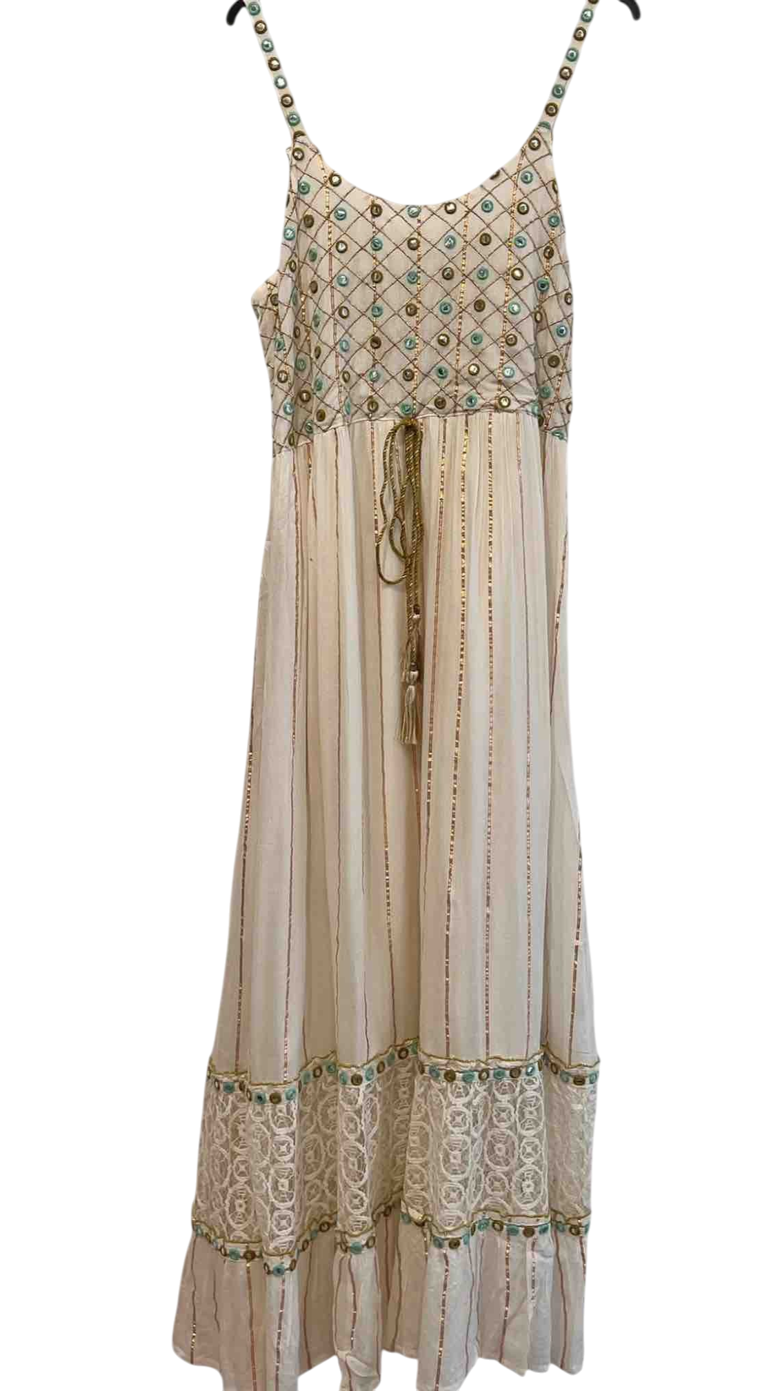 Vestido largo crema con pedrería turquesa y encaje