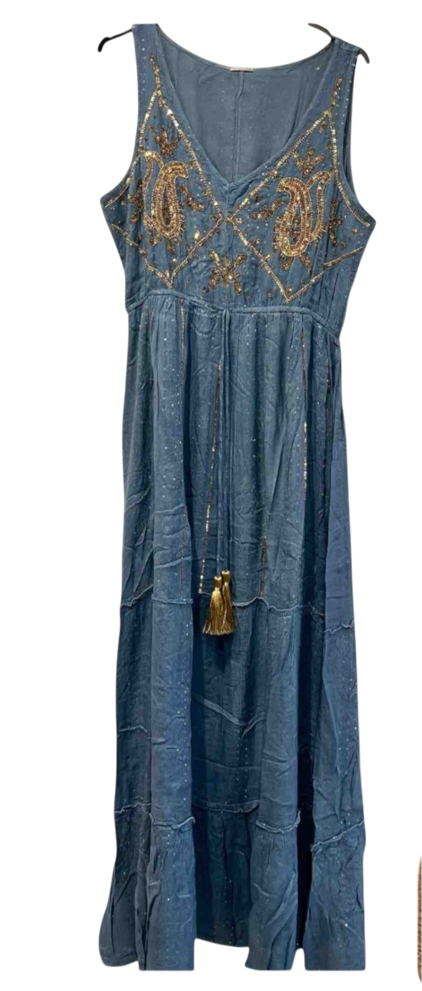 Vestido largo azul grisáceo con bordado dorado