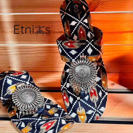 Chancla Boutique Tribu Real con medallón plateado