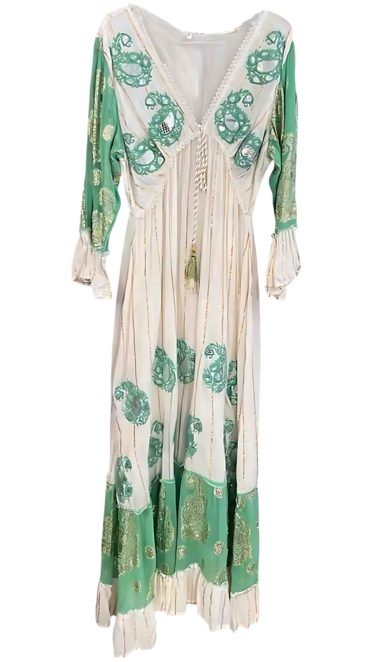 🌿 Espejismo Sagrado – Vestido con bordados dorados y cristales
