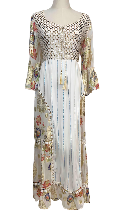 Vestido Largo Blanco con Bordados Dorados y Flores de Color