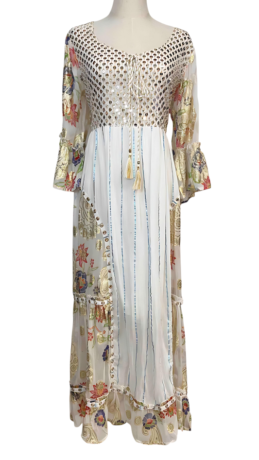 Vestido Largo Blanco con Bordados Dorados y Flores de Color