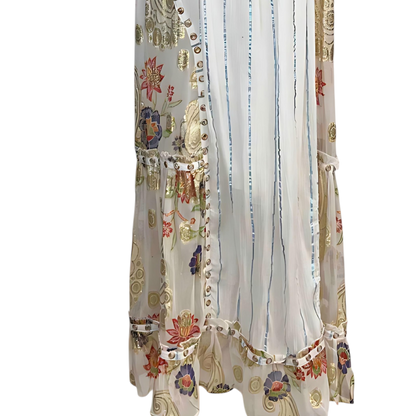Vestido Largo Blanco con Bordados Dorados y Flores de Color