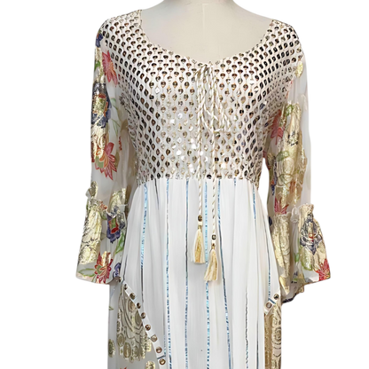 Vestido Largo Blanco con Bordados Dorados y Flores de Color