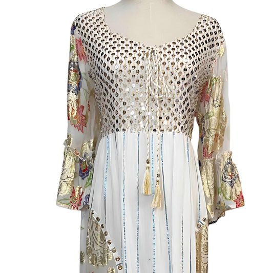 Vestido Largo Blanco con Bordados Dorados y Flores de Color