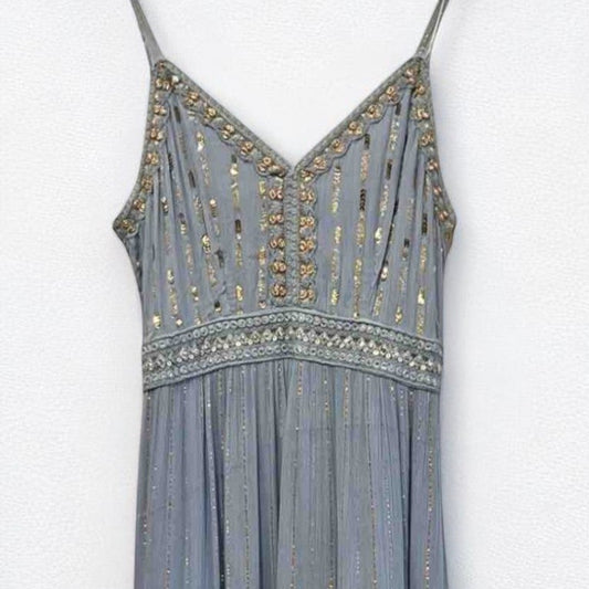 Vestido largo azul y verde con tirantes y bordado dorado