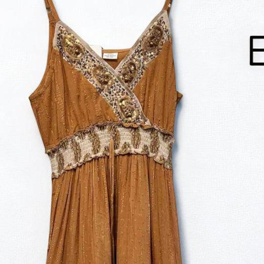 Vestido largo tierra con tirantes y bordados dorados