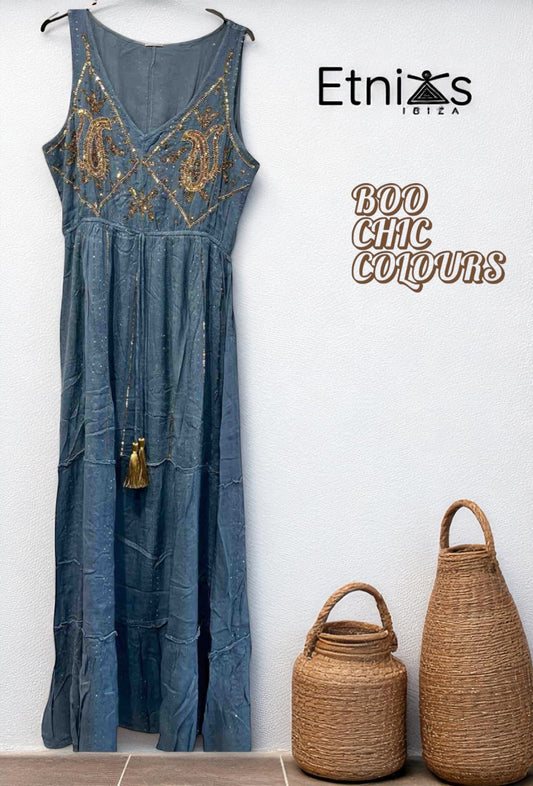 Vestido largo azul grisáceo con bordado dorado
