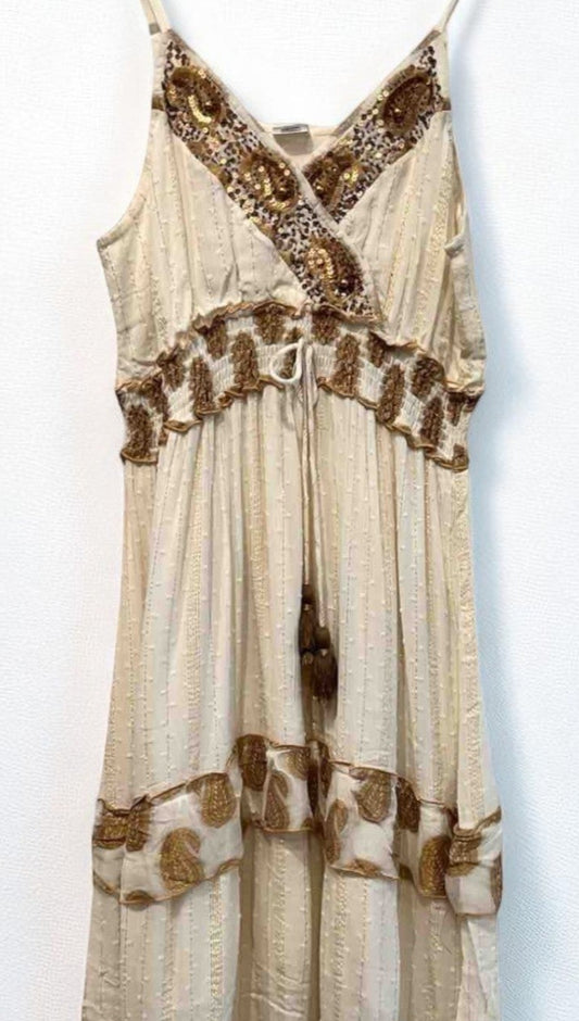 Vestido largo crudo con bordado dorado y tirantes