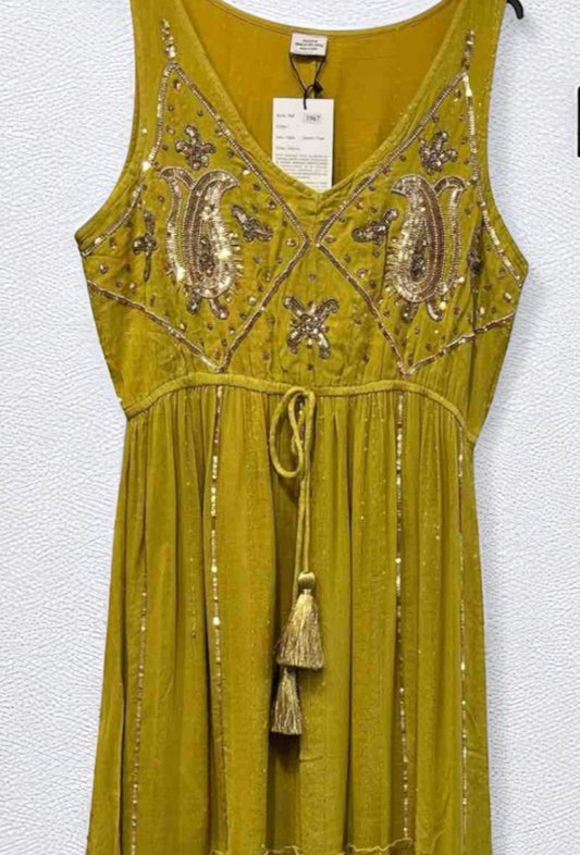 Vestido largo verde lima con bordado dorado