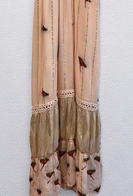 Vestido largo nude con bordado de aves y detalles artesanales