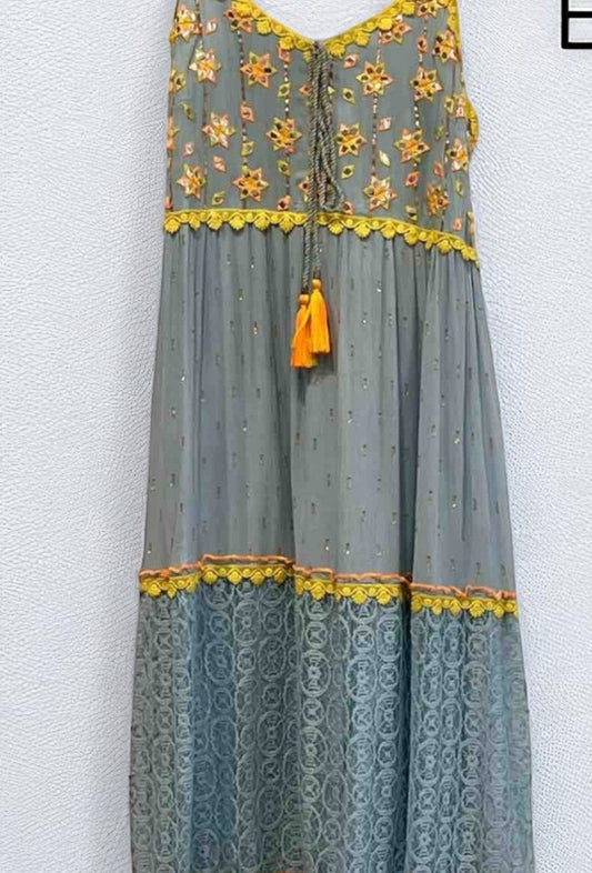 Vestido largo azul con flores bordadas y detalles en encaje