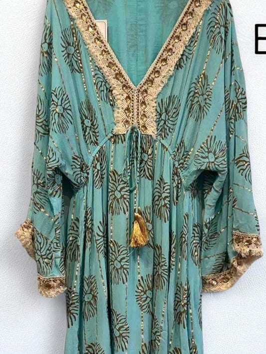 Vestido largo verde agua con bordados dorados y mangas amplias