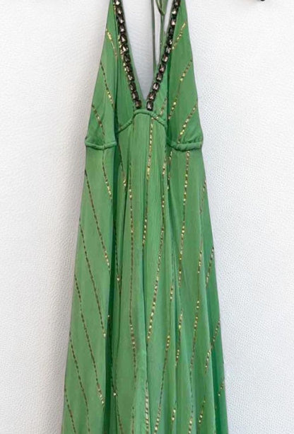 Vestido largo verde con escote halter y pedrería negra
