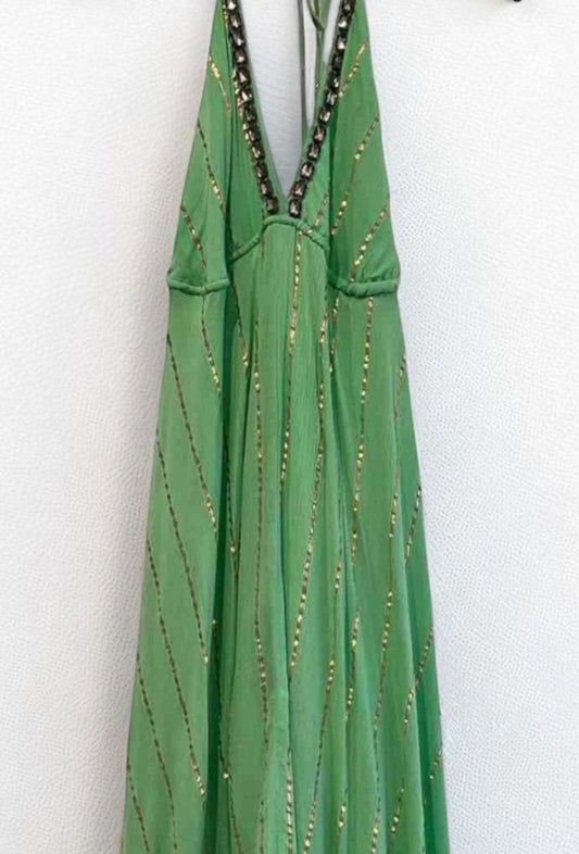 Vestido largo verde con escote halter y pedrería negra