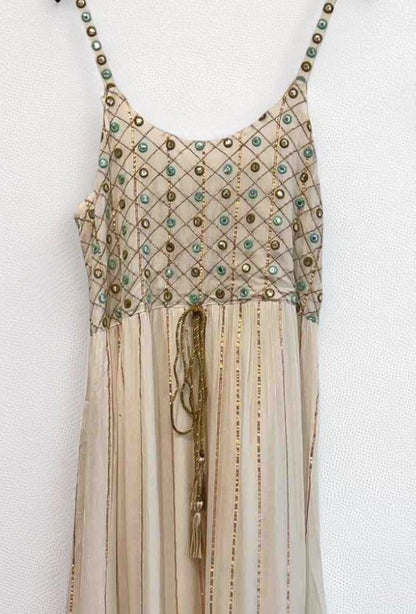 Vestido largo crema con pedrería turquesa y encaje