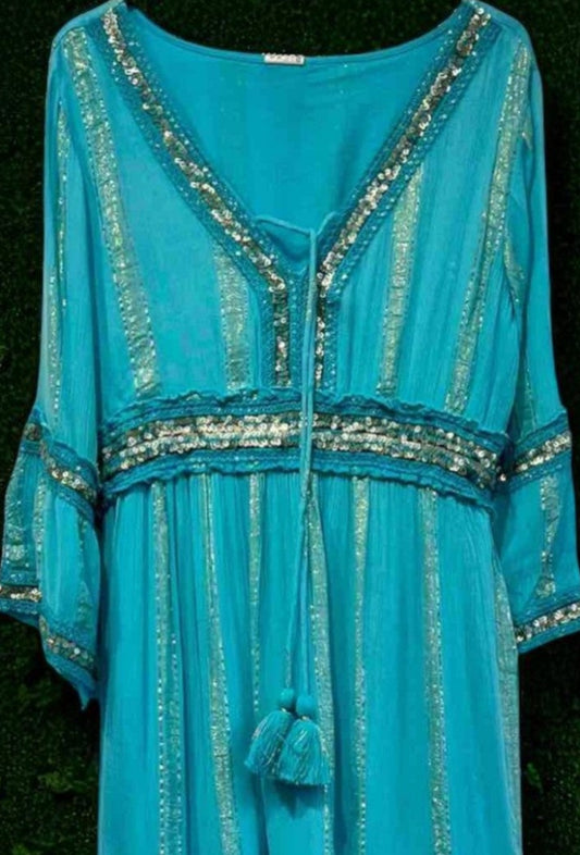 Vestido largo azul turquesa con detalles dorados