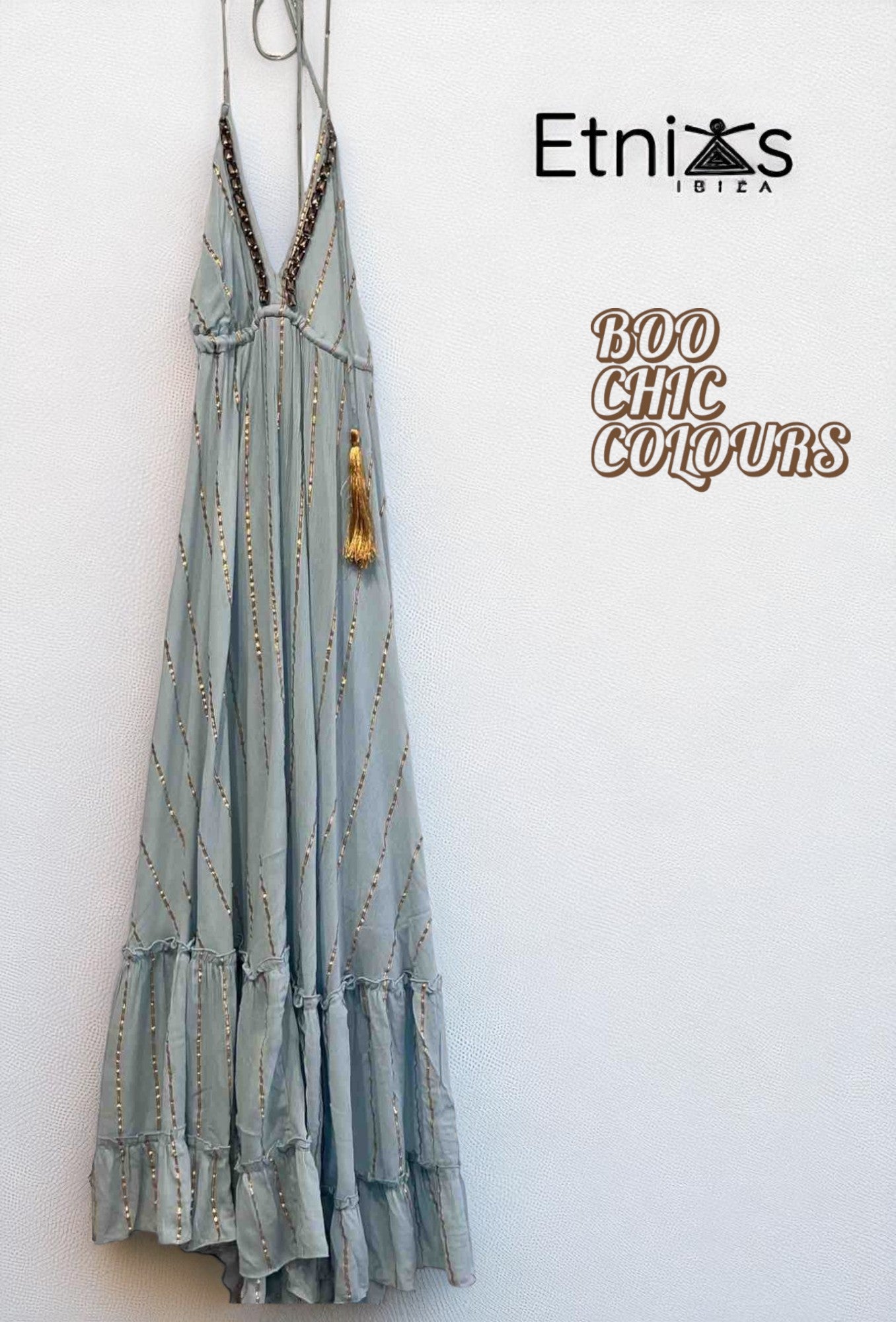 Vestido largo azul empolvado con escote halter y detalles dorados