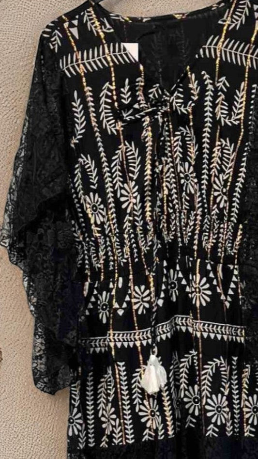 Vestido largo negro con bordado blanco y encaje
